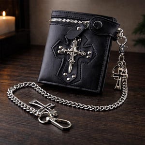 Puede incluir: Un letrero de madera rústica con el texto "Welcome to our home" en letras blancas. El letrero presenta un acabado envejecido y un diseño simple y acogedor, ideal para la decoración de la entrada.