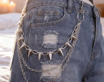 Pantalones vaqueros negros con cadena desgastada, estilo gótico alternativo, estética grunge oscura, pantalones con un toque atrevido.