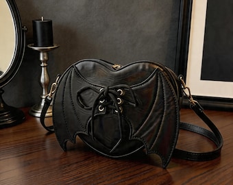 Bolso bandolera gótico con corazón alado, mini bolso de piel sintética negra, bolso de hombro de estética oscura, bolso de moda alternativa.