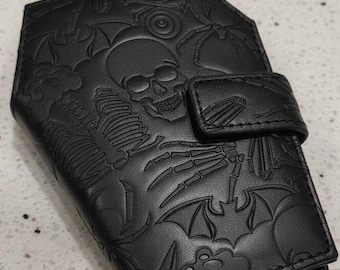 Cartera de ataúd cristiana gótica oscura: bolso de mano de cuero sintético con calavera en relieve para Halloween y moda alternativa.