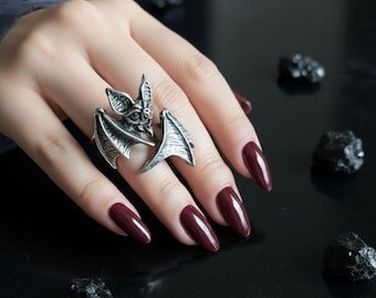 Anillo de murciélago gótico Dark Faith: plata de ley 925 ajustable con halo de cruz punk, joyería alternativa inspirada en la fe para hombres y mujeres.
