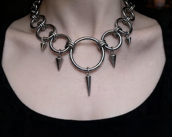 Gargantilla con aro y pincho de plata oscura, joyería llamativa de estilo gótico punk, colgante con remache grunge para chica alternativa, collar vanguardista para festivales.