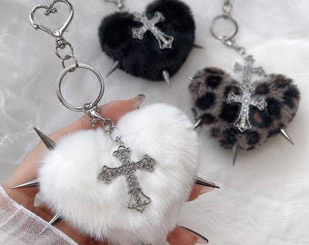 Gothic Fuzzy Herz Kreuz Schlüsselbund Spiked Plüsch Taschenanhänger, schwarz weißer Leopardenherz Schlüsselanhänger, Goth Taschenanhänger, dunkles Kokette Geschenk