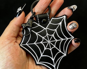 Llavero de corazón con telaraña, llavero gótico bordado de piel sintética, adorno para bolso de estética oscura, regalo alt punk, accesorio gótico de Halloween