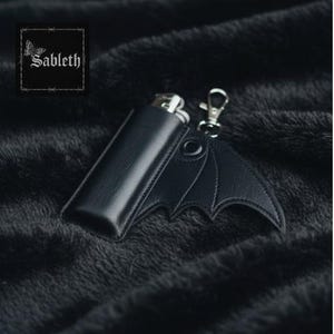Estuche para encendedor con alas de murciélago góticas, llavero de cuero estilo punk, minibolsito, soporte para lápiz labial, dije y llavero.