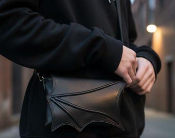 Bolso bandolera negro con alas de murciélago: pequeño bolso gótico con alas de murciélago, bolso de hombro oscuro con temática de fe alternativa, bolso de estética espeluznante para amantes de los murciélagos.