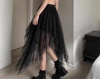 Falda irregular de malla negra, falda de talle alto estilo gótico coqueto, moda alternativa romántica y vanguardista estilo Y2K, falda oscura y femenina para salir.