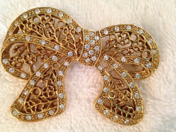 50mm D Siam Red Crystal Wreath Brooch In Antique Gold Tone 50mm D Siam Red Crystal Wreath Brooch In Antique Gold Tone