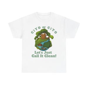 以下が含まれることがあります： 緑と青の地球と木と川のグラフィックが描かれた白いTシャツ。「CITO or CITO」の文字が地球のグラフィックの上に、「Let's Just Call It Clean!」の文字が下に書かれています。