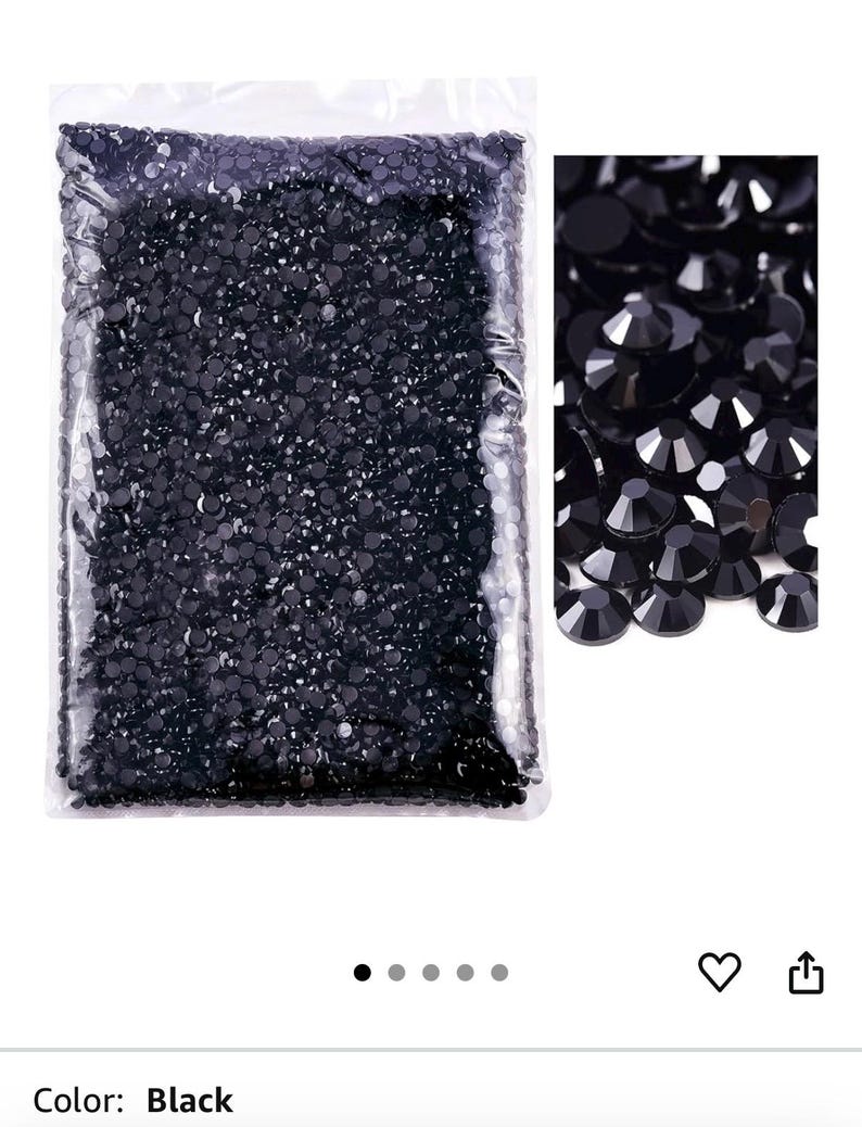 Puede incluir: Una bolsa de pl&aacute;stico transparente llena de numerosas piedras de estr&aacute;s negras, peque&ntilde;as y facetadas. Un primer plano muestra las superficies brillantes y multifac&eacute;ticas de las gemas negras. El color de las piedras de estr&aacute;s es negro.