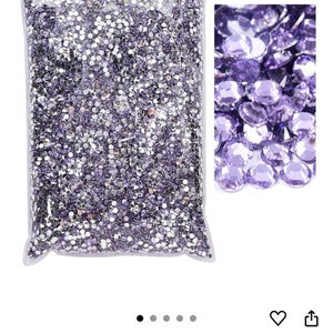 Puede incluir: Una bolsa de pl&aacute;stico transparente llena de pedrer&iacute;a amatista clara. Un primer plano muestra las gemas facetadas en una variedad de formas. El color se describe como Lt. amethyst.