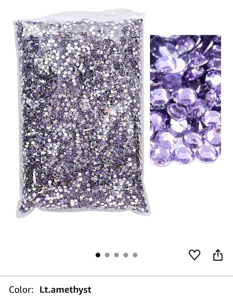 Puede incluir: Una bolsa de pl&aacute;stico transparente llena de pedrer&iacute;a amatista clara. Un primer plano muestra las gemas facetadas en una variedad de formas. El color se describe como Lt. amethyst.