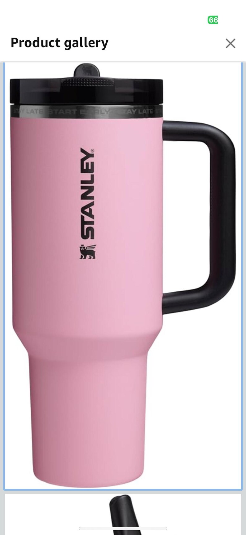 Puede incluir: Un vaso t&eacute;rmico Stanley rosa con asa y tapa negras. El vaso tiene el logotipo de Stanley y las palabras "STAY LATE START EARLY" impresas en la tapa.