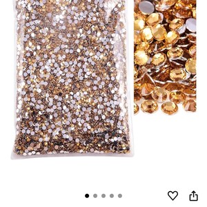 Puede incluir: Una bolsa de pl&aacute;stico transparente llena de pedrer&iacute;a color topacio claro. Un primer plano muestra las gemas facetadas, que reflejan la luz. El color se describe como "Lt.colo topaz". Estos peque&ntilde;os adornos brillantes son ideales para manualidades.