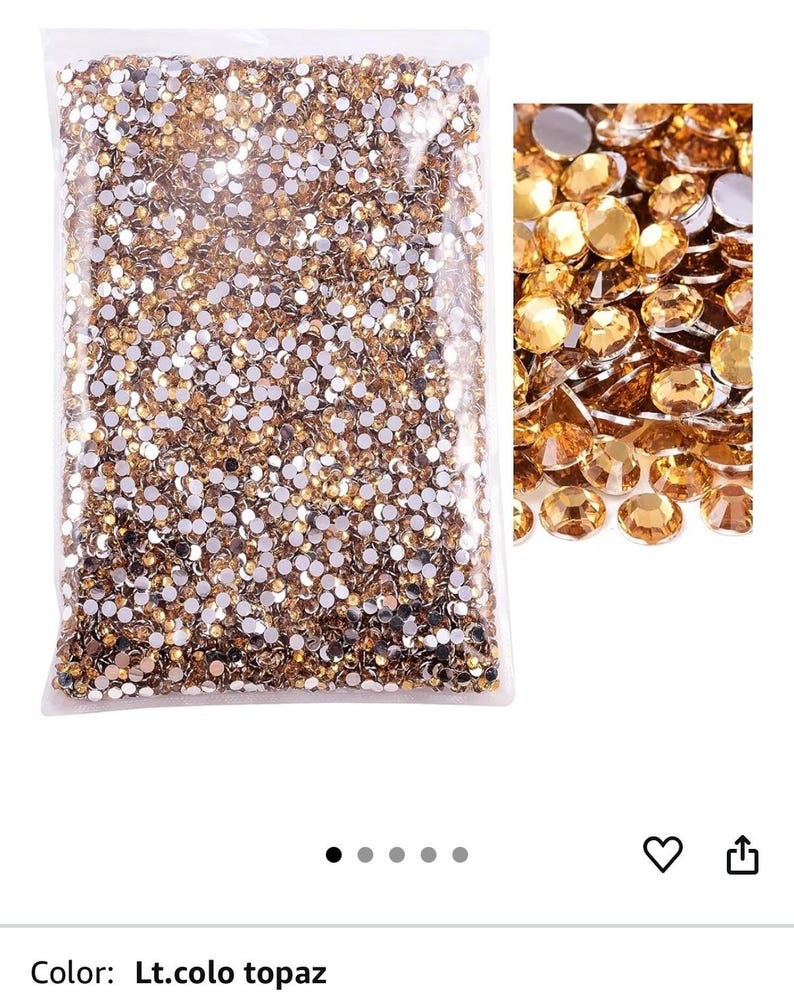 Puede incluir: Una bolsa de pl&aacute;stico transparente llena de pedrer&iacute;a color topacio claro. Un primer plano muestra las gemas facetadas, que reflejan la luz. El color se describe como "Lt.colo topaz". Estos peque&ntilde;os adornos brillantes son ideales para manualidades.