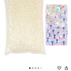 Puede incluir: Una bolsa transparente llena de peque&ntilde;os diamantes de imitaci&oacute;n AB claros e iridiscentes. Una imagen m&aacute;s peque&ntilde;a muestra un primer plano de los diamantes de imitaci&oacute;n, mostrando sus facetas multicolores. Estos adornos decorativos son adecuados para varios proyectos de manualidades.