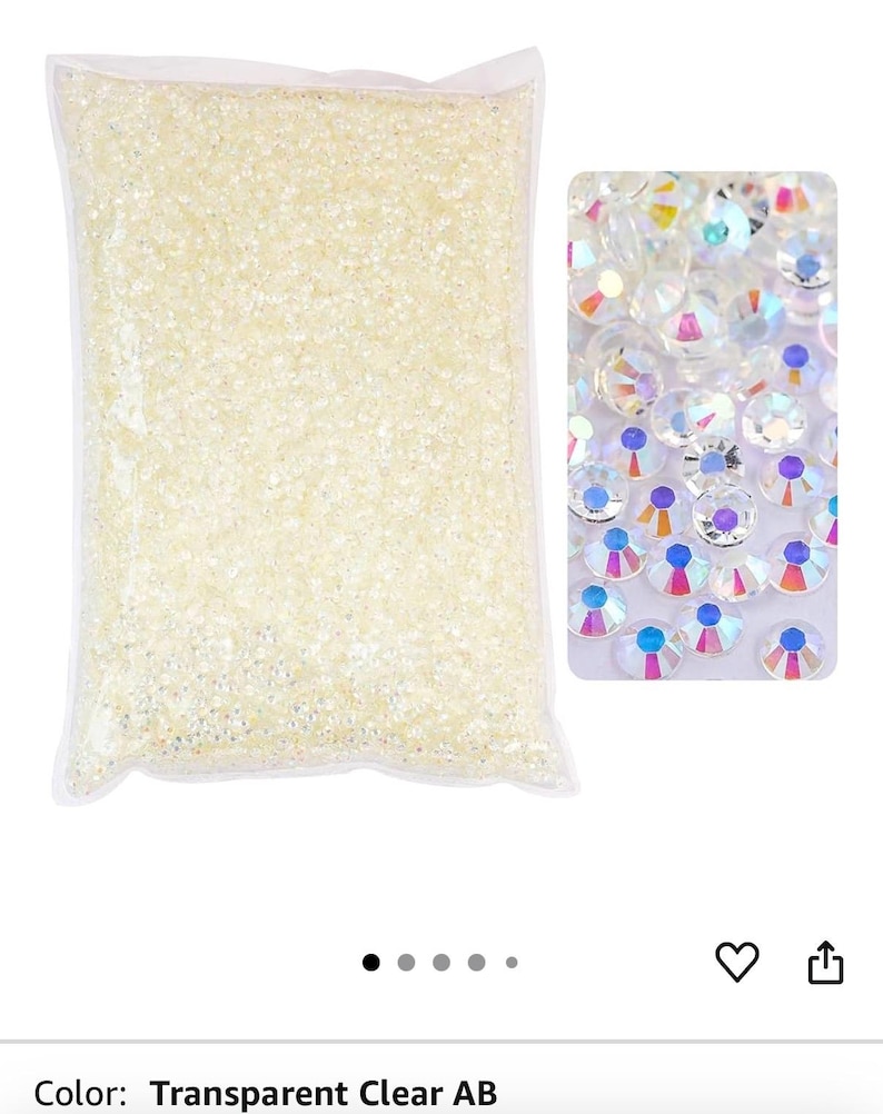 Puede incluir: Una bolsa transparente llena de peque&ntilde;os diamantes de imitaci&oacute;n AB claros e iridiscentes. Una imagen m&aacute;s peque&ntilde;a muestra un primer plano de los diamantes de imitaci&oacute;n, mostrando sus facetas multicolores. Estos adornos decorativos son adecuados para varios proyectos de manualidades.