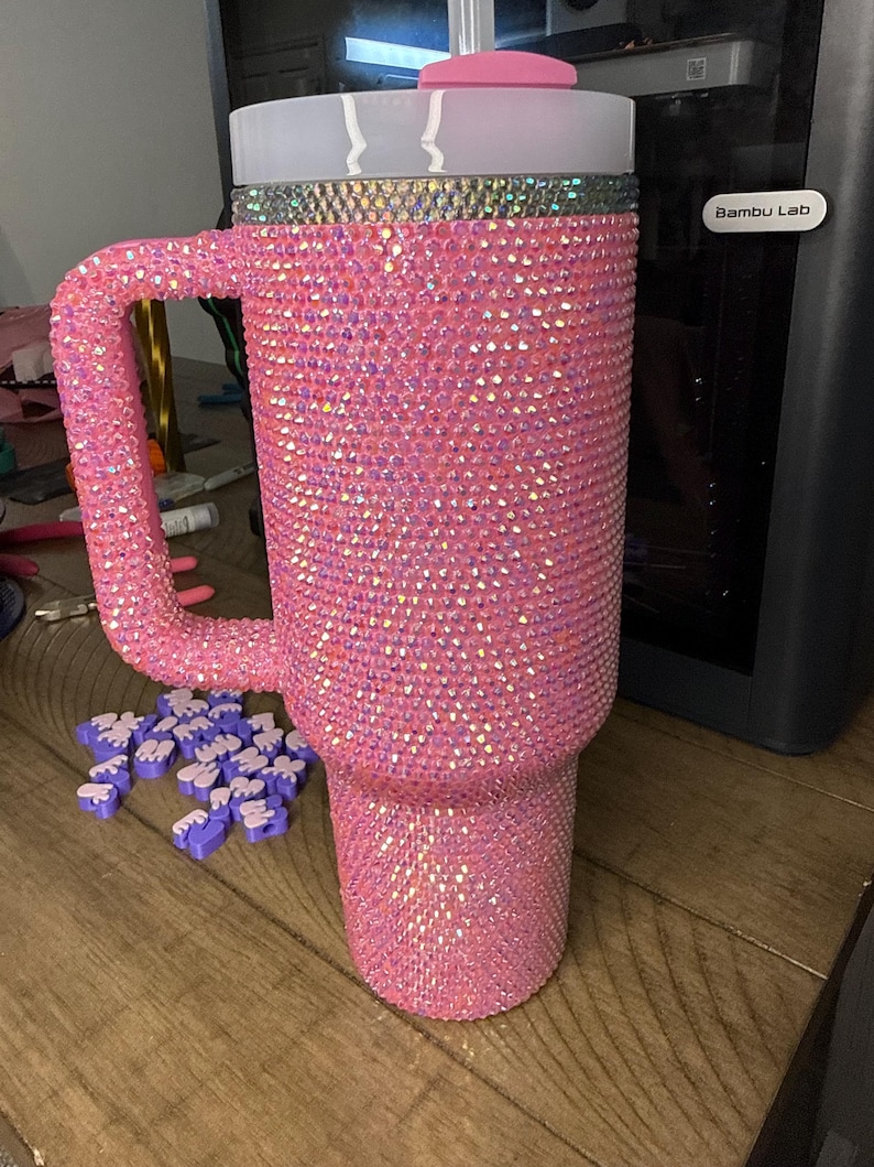Personalisierte Bling Stanley Becher | 20 Unzen 30 Unzen 40 Unzen Quencher H2.0 mit Stroh, Strass verschönert Bild 2