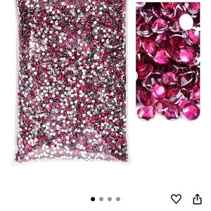 Puede incluir: Una bolsa transparente llena de peque&ntilde;os pedrer&iacute;a redondos, rosa oscuro y plateados. Un primer plano muestra las superficies facetadas de la pedrer&iacute;a rosa oscuro. El color se describe como Dk.Rose.