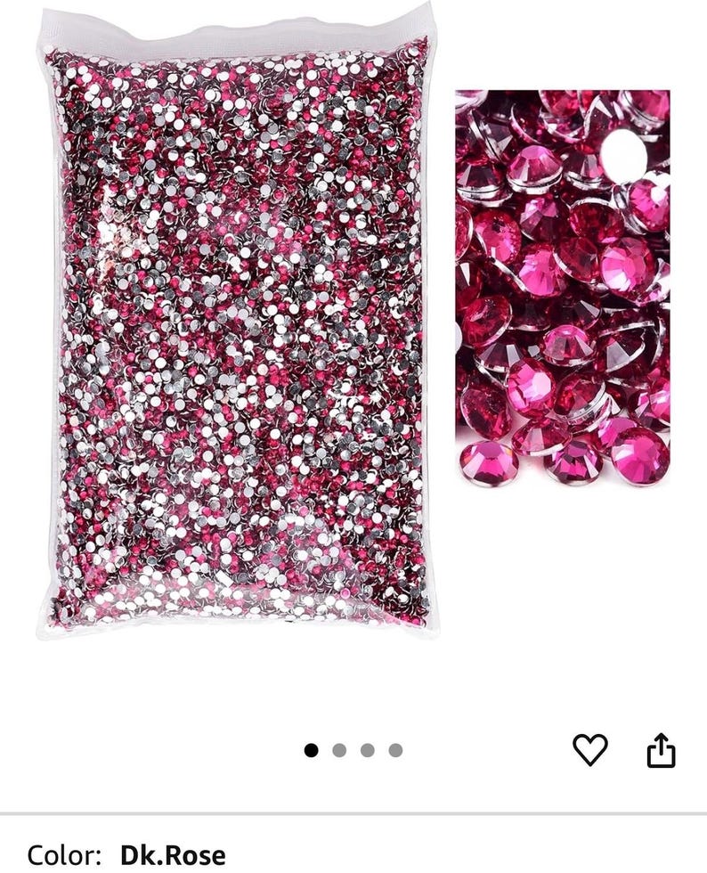 Puede incluir: Una bolsa transparente llena de peque&ntilde;os pedrer&iacute;a redondos, rosa oscuro y plateados. Un primer plano muestra las superficies facetadas de la pedrer&iacute;a rosa oscuro. El color se describe como Dk.Rose.