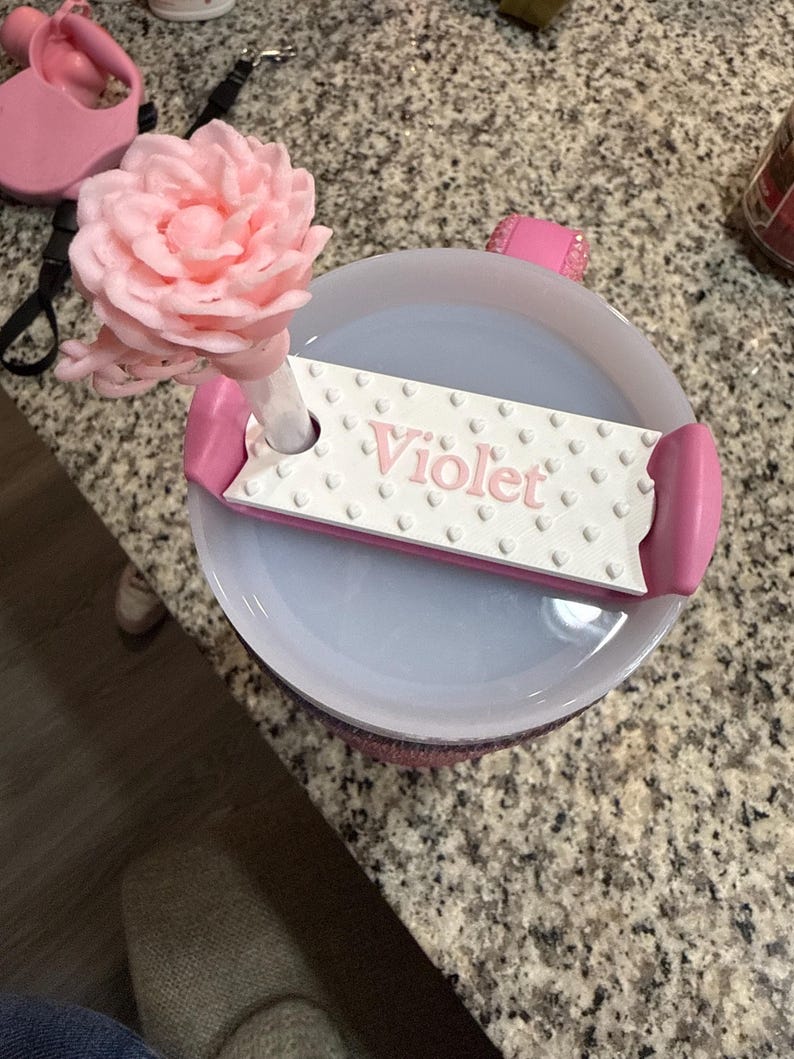 K&ouml;nnte beinhalten: Eine wei&szlig;e Keramik-Tasse mit schwarzem Henkel und dem Text "But First, Coffee" in schwarzer, fetter Schrift. Die Tasse steht auf einer wei&szlig;en Oberfl&auml;che.