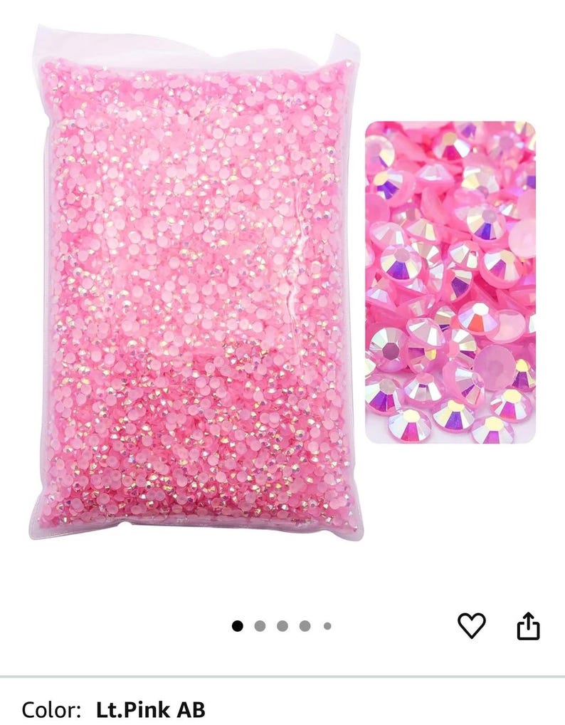 Puede incluir: Una bolsa transparente llena de pedrer&iacute;a rosa claro AB. Un primer plano muestra las facetas iridiscentes de los cristales. El color se describe como Rosa claro AB. Estos pedrer&iacute;a son adecuados para varios proyectos de manualidades.