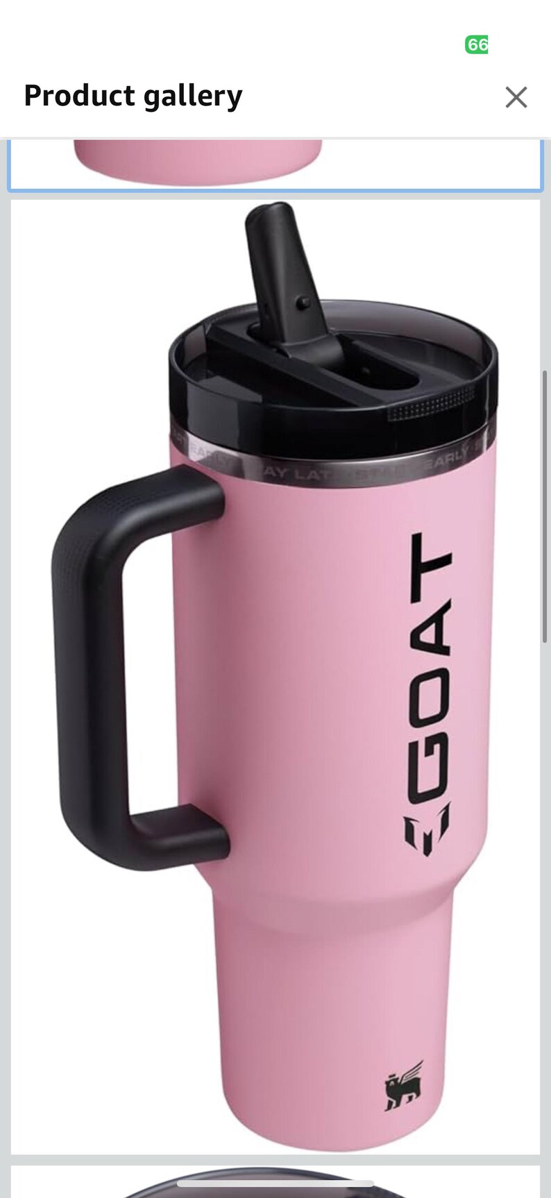 Puede incluir: Vaso aislado rosa con asa y tapa negras. El vaso tiene la palabra "GOAT" impresa verticalmente en negro. Un logotipo negro en la parte inferior. Dise&ntilde;ado para mantener las bebidas fr&iacute;as o calientes durante horas.