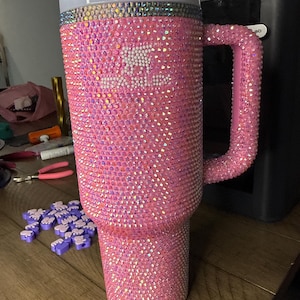 Personalisierte Bling Stanley Becher | 20 Unzen 30 Unzen 40 Unzen Quencher H2.0 mit Stroh, Strass verschönert 40oz Light Pink AB