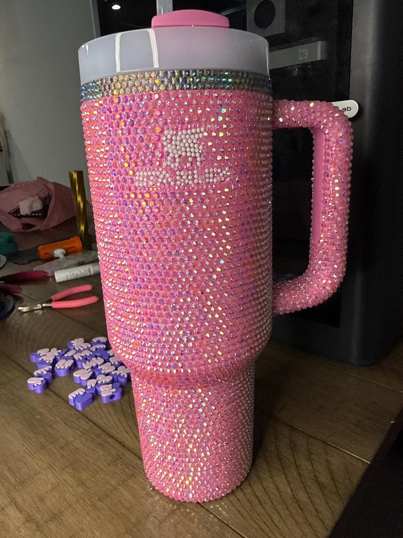 Personalisierte Bling Stanley Becher | 20 Unzen 30 Unzen 40 Unzen Quencher H2.0 mit Stroh, Strass verschönert 40oz Light Pink AB