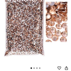 Puede incluir: Una bolsa de pl&aacute;stico transparente llena de pedrer&iacute;a color champ&aacute;n. Un primer plano muestra piedras facetadas individuales. La pedrer&iacute;a es de diferentes tama&ntilde;os y formas, reflejando la luz. El color se describe como champ&aacute;n.