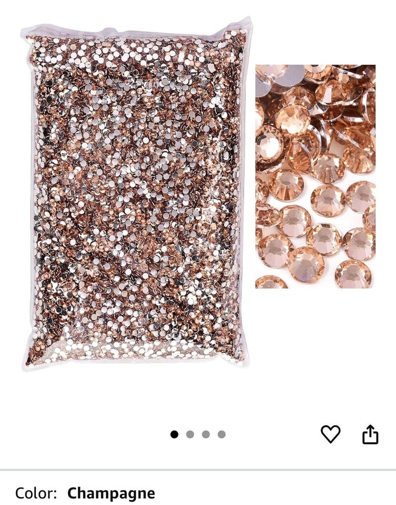 Puede incluir: Una bolsa de pl&aacute;stico transparente llena de pedrer&iacute;a color champ&aacute;n. Un primer plano muestra piedras facetadas individuales. La pedrer&iacute;a es de diferentes tama&ntilde;os y formas, reflejando la luz. El color se describe como champ&aacute;n.