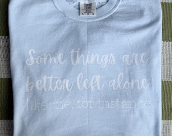Camiseta con el lema "Algunas cosas es mejor dejarlas en paz".