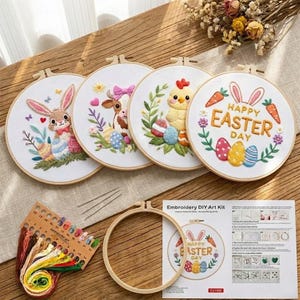 Può includere: Kit artistico di ricamo fai-da-te con quattro cerchi rotondi con disegni pasquali: un coniglietto, una mucca, un pulcino e il testo "Happy Easter Day". Include filo, aghi e un cerchio di legno. I disegni presentano uova colorate, fiori e carote.