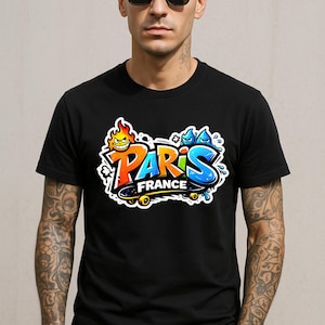 Może przedstawiać: Czarny t-shirt z kolorowym graficznym wzorem w stylu graffiti. Wzór przedstawia słowa "PARIS" i "FRANCE", z płomieniami, kroplami wody i deskorolką. Osoba na zdjęciu nosi okulary przeciwsłoneczne.