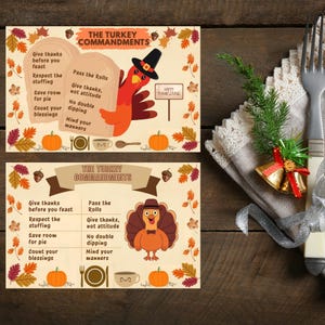 Op de afbeelding: Thanksgiving-thema kaarten met kalkoen illustraties en de tekst "The Turkey Commandments". De kaarten bevatten pompoenen, bladeren en de zin "Happy Thanksgiving". Een feestelijke tafelsetting met een vork, servet en bellen is ook zichtbaar.