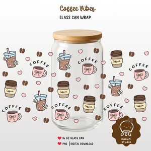 Könnte beinhalten: Eine transparente Glasdosenverpackung mit Holzdeckel, verziert mit Kaffeemotiven. Das Design umfasst Kaffeetassen, Kaffeebohnen und die Worte "Coffee Vibes" und "Glass Can Wrap". Die Dose ist als 473 ml Glasdose gekennzeichnet.