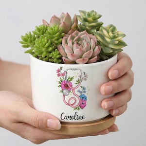 Op de afbeelding: Een handgemaakte houten snijplank met een natuurlijke houtnerf. De plank is rechthoekig met een afgeronde handgreep en meet ongeveer 40 cm lang en 25 cm breed.