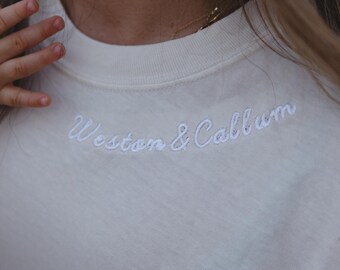 Camiseta de manga corta con cuello bordado