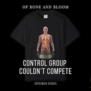 Puede incluir: Camiseta negra con un gráfico de un modelo anatómico humano sobre un pedestal. El texto "CONTROL GROUP COULDN'T COMPETE" se muestra debajo. La marca "OF BONE AND BLOOM" está en la parte superior. Parte de la "SPECIMEN SERIES".