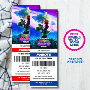 Puede incluir: Dos entradas rectangulares para una fiesta de cumplea&ntilde;os con Mario y Yoshi de la pel&iacute;cula Super Mario Galaxy. Las entradas tienen un borde azul y rojo, un c&oacute;digo de barras y el texto "Est&aacute;s invitado a la fiesta de cumplea&ntilde;os n&uacute;mero 8 de Marco". El tama&ntilde;o de la tarjeta es de 6,35 cm x 17,78 cm.