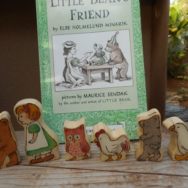 Jouets en bois - Petit ours et amis font semblant de jouer ensemble. Inspiré par Waldorf.