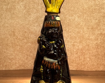 Decantador de agua de fuego vintage, botella de licor de cerámica figurativa, motivo de tipi nativo americano, artículos de bar de mediados de siglo.