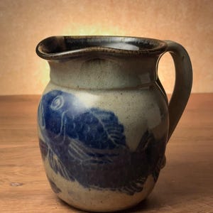 Studioaardewerk kan met blauwe vismotief, handgemaakte kan van aardewerk, gesigneerd keramiek, rustiek kustdecor
