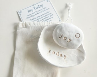 Handmade Choose Joy Gift Set with Joy Worry Stone, Keepsake Bowl & Reflection Card, Daily Encouragement Gift, Mindfulness Gift