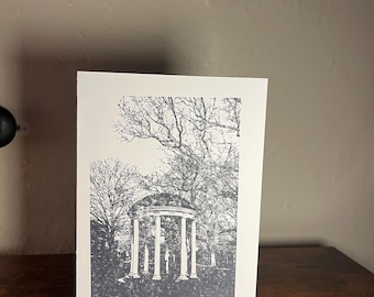 Tarjeta de felicitación: Diseño de Old Well en UNC Chapel Hill, con sello, interior en blanco
