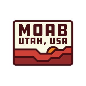 Puede incluir: Una pegatina rectangular con el texto "MOAB UTAH, USA" en letras rojas oscuras y en negrita. El diseño incluye un fondo crema, un borde rojo y un paisaje con un sol poniente en tonos rojos y naranjas.