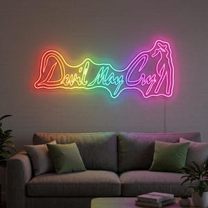 Könnte beinhalten: Ein Neonschild mit dem Schriftzug Devil May Cry in Schreibschrift mit einem Farbverlauf von Orange zu Gelb, Grün, Blau und Pink, ergänzt durch die stilisierte Silhouette einer Figur auf der rechten Seite.
