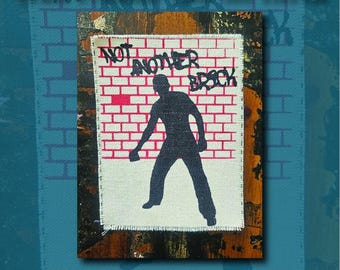 Handgefertigter, im Siebdruckverfahren bedruckter Aufnäher zum Aufnähen und Aufbügeln, „Not Another Brick“, Jeansjacken-Aufnäher, Canvas-Aufnäher mit offener Kante