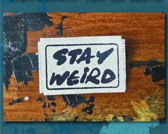 Handgefertigter, im Siebdruckverfahren bedruckter Aufnäher zum Aufnähen und Aufbügeln, „Stay Weird“, Jeansjacken-Aufnäher, Canvas-Aufnäher mit offener Kante