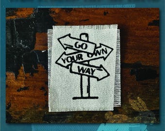 Handgefertigter, im Siebdruckverfahren bedruckter Aufnäher zum Aufnähen und Aufbügeln, „Geh deinen eigenen Weg“, Jeansjacken-Aufnäher, Canvas-Aufnäher mit offener Kante